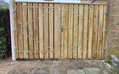 Schutting met dubbele poort